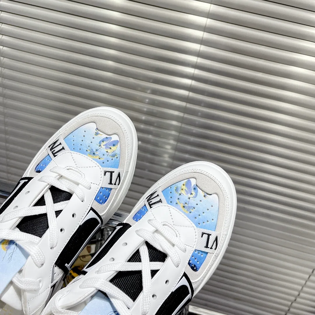 👟👟Ex-factory price 600👟👟 Valentino ONE STUD calfskin lace-up sneakers. Soft suede low-top sneakers, classic and versatile, couple's sneakers, special goods, worth buying! A pair of simple shoes with unique details will save you from the difficulty of dressing. OneStud sneakers, with quilted plaid and oversized rivets, create an eye-catching punk style and get rid of the heavy feeling of this season's clothing. Upraise calfskin derby shoes, with exquisite leather construction and simple silhouette, and smooth lines set the tone of coolness, are a versatile item in the wardrobe. There are more Valentino boutique shoes waiting for you to unlock! It’s time to get the shoes you’ve been coveting for a long time! Officially on sale 7,+++ - Seven straps, decorated with metallic rubber effect. Decoration on the back and tongue. Size 35-44.